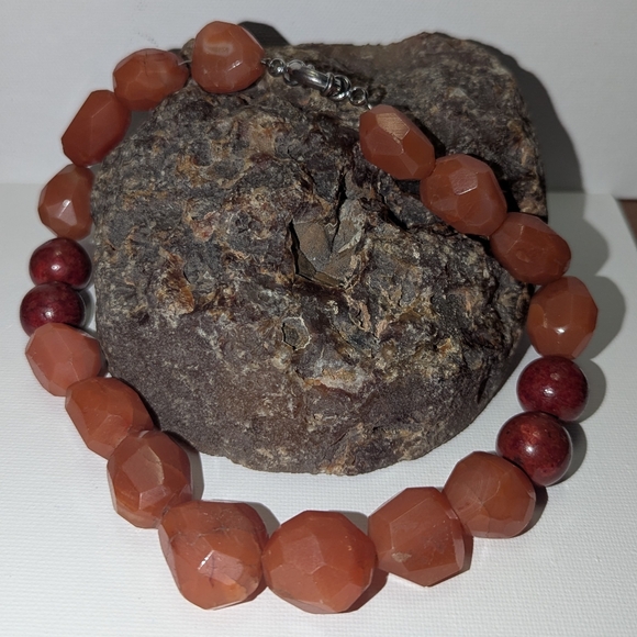 Orange Carnelian Faceted Stone Necklace with Red Wooden Beads 16" - Picture 5 of 10